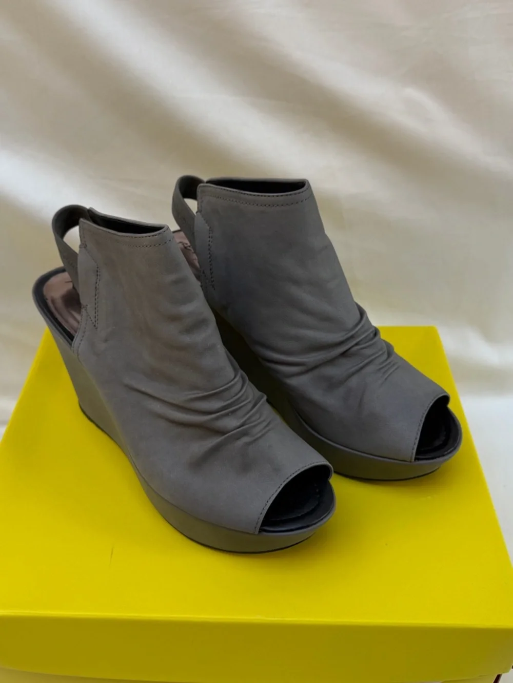 Kenneth Cole Reaction Sole Search Leather Peep Toe Wedge‎ Shooties Size 8